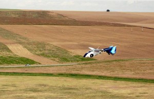 L'AeroMobil sorvola i campi