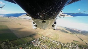 Vista dal basso dell'AeroMobil