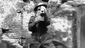 Un soldato con una rudimentale camera nel 1945
