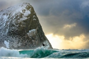 Surf nel mar artico delle Isole Lofoten