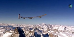 L'aereo solare in volo sulle montagne
