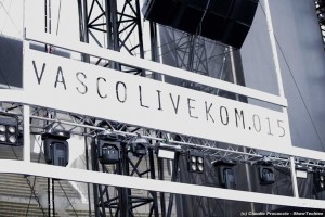 Vasco Live Kom 015 scritta stadio