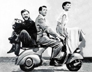 Audrey Hepburn, Gregory Peck e Eddie Albert su Vespa