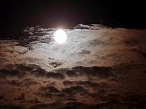 Luna piena fra nuvole