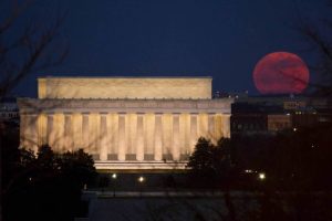 Luna piena vicino al Lincoln Memorial