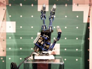 Mano robotica mostra Uomo Virtuale