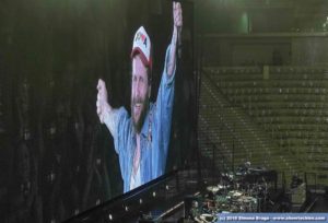 Jovanotti esultante sul palco Live 2018 Torino