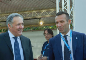 Alfredo Altavilla ed Andre Levy di fronte stand prototipi