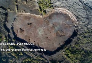 Fotografia della cava a forma di cuore nel Parco dell'Etna