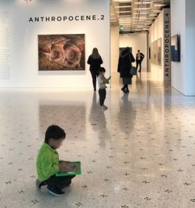 Bambini alla mostra Anthropocene con tablet