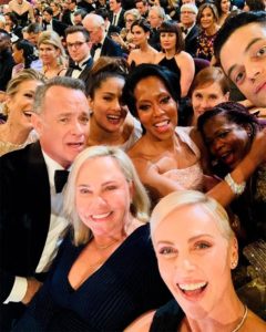 Selfie di Charlize Theron agli Oscar 2020