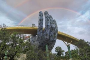 Mani e pilastri del Golden Bridge in Vietnam