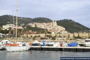 Porto di San Bartolomeo al Mare con vista di Cervo 