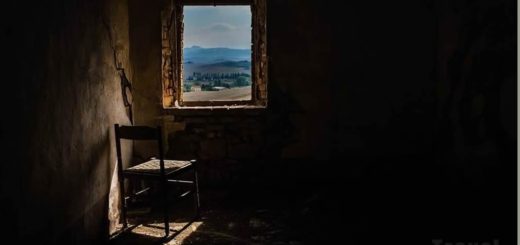 Vista da una finestra con una sedia colpita dalla luce del sole (c) Angiolo Manetti