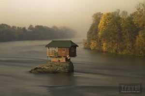 Casa su uno scoglio in Serbia di Irene Becker