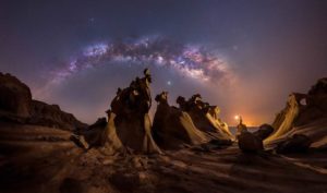 La Via Lattea con lo sfondo di rocce e dune del Golfo Persico