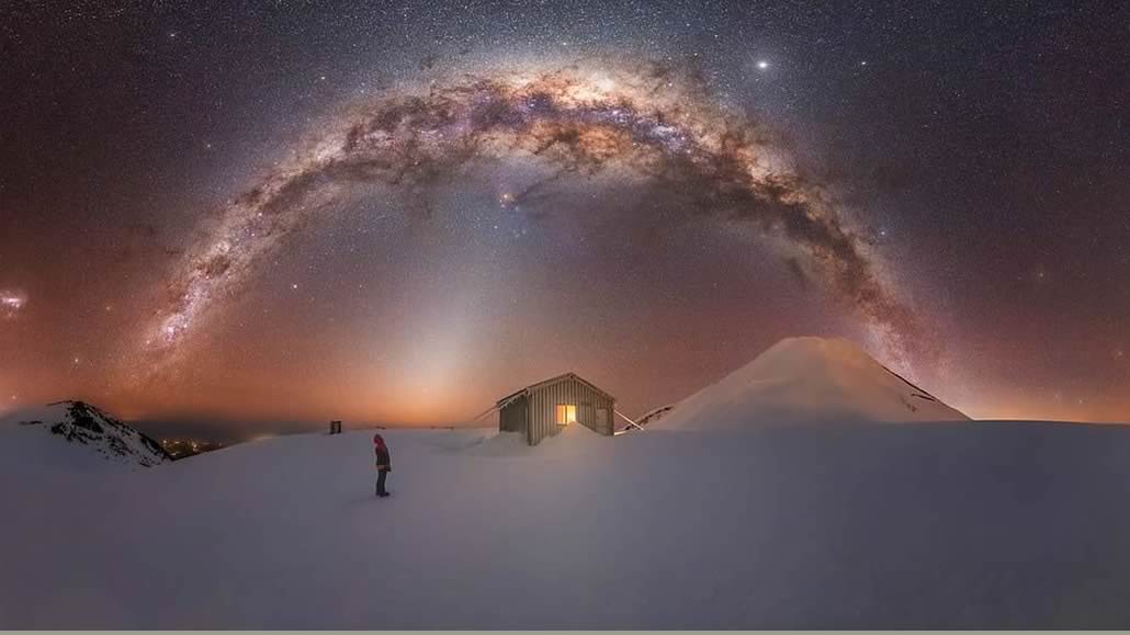 Arco Via Lattea sopra Monte Taranaki in Nuova Zelanda