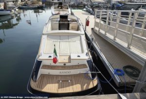 Comitti Breva 35 attraccato alla banchina al Quai Saint Pierre di Cannes