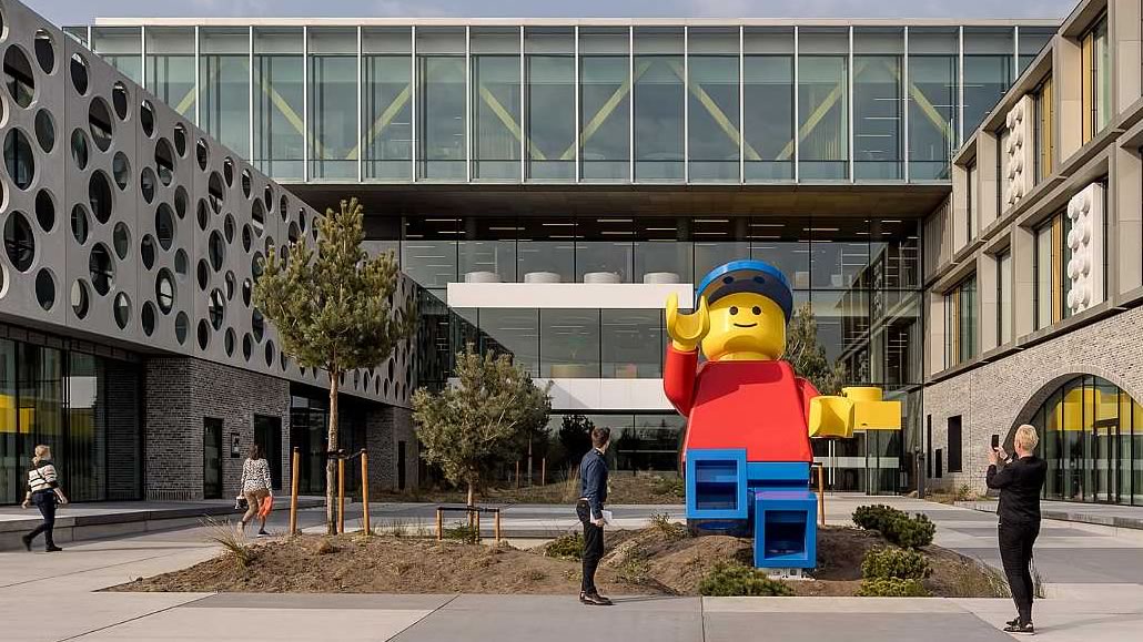 Entrata Lego Campus con personaggio LEGO