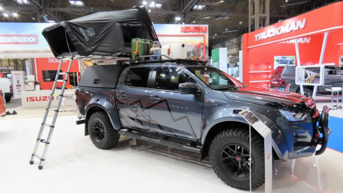 D-Max Arctic Trucks AT35 Basecamp grafiche nere fiancate e tenda sul tetto