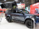 D-Max Arctic Trucks AT35 Basecamp grafiche nere fiancate e tenda sul tetto