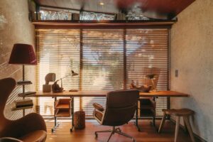 Philippe Starck Saint Tropez Villa W scrivania angolo studio con Egg Chair Arne Jacobsen