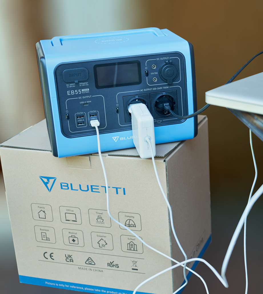 Bluetti EB55 Ricarica computer, smartphone con usb e batteria videocamera