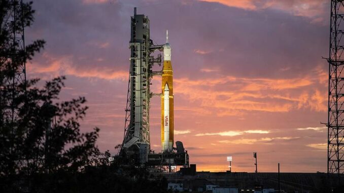 Space Launch System (Sls) navicella Orion sulla rampa di lancio del Kennedy Space Center