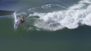 Robert Kelly Slater sulla tavola al Surf Ranch