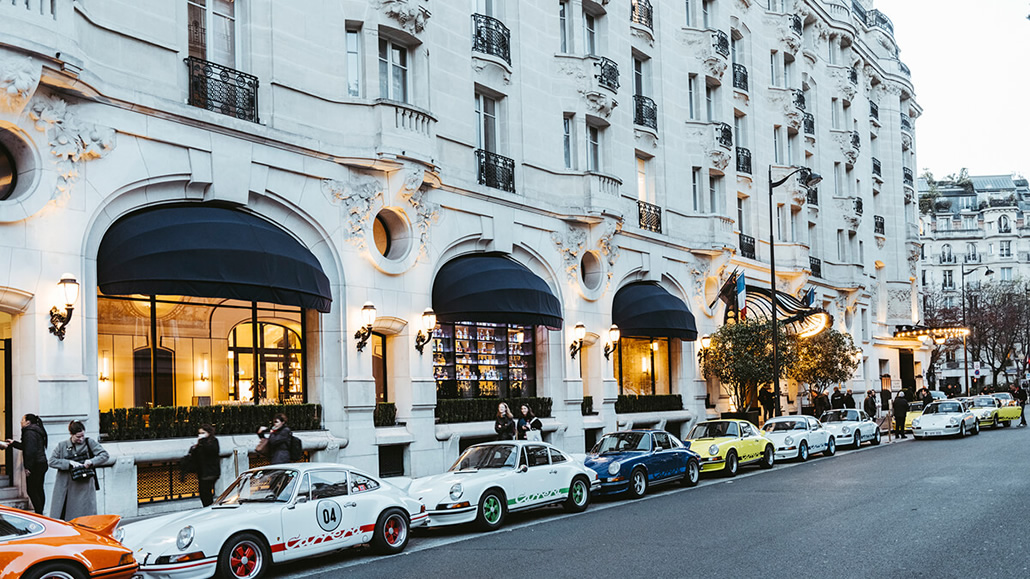Porsche 911 Carrera RS 2.7 parcheggiate davanti hotel festa