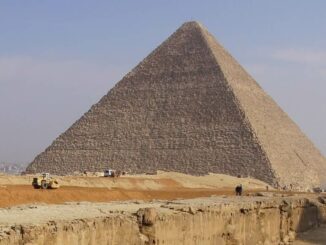 La piramide di Cheope nella piana di Giza