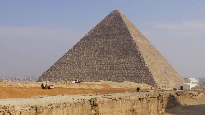 La piramide di Cheope nella piana di Giza