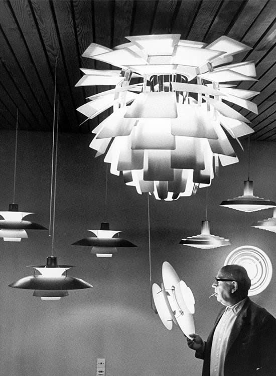 Poul Henningsen con alcune sue lampade fra cui Artichoke