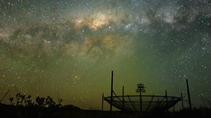 La Via Lattea sopra l’array di radiotelescopi HERA