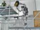 Atlas Boston Dynamics lancia borsa attrezzi su impalcatura