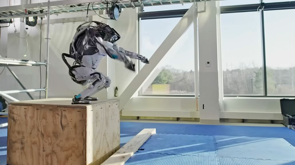 Atlas Boston Dynamics momento iniziale salto spinta raccolto su ginocchia