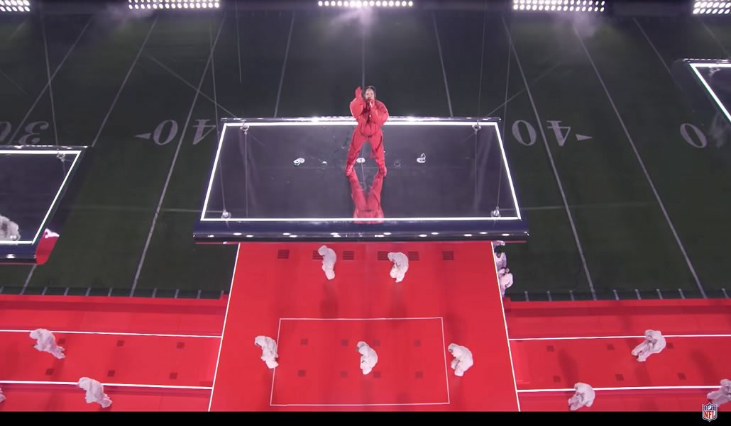 Rihanna sul palco appeso con gancio sicurezza alla cintura fissato al palco