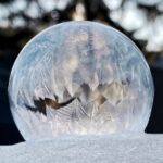 Sfera di ghiaccio semi trasparente di Eva Gryk
