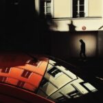 Ombra di uomo su edificio con riflessi di Michel Kharoubi