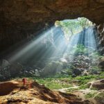 Luce che entra in una grotta di Zhengjie Wu