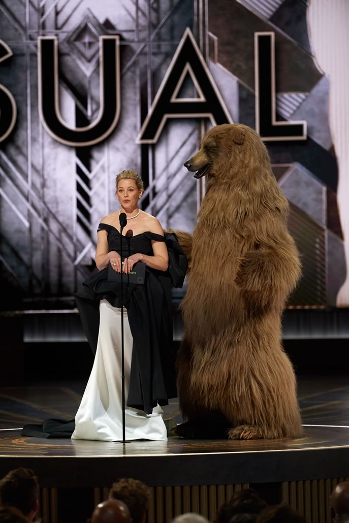 Elizabeth Banks con un orso umano consegna Oscar VFX