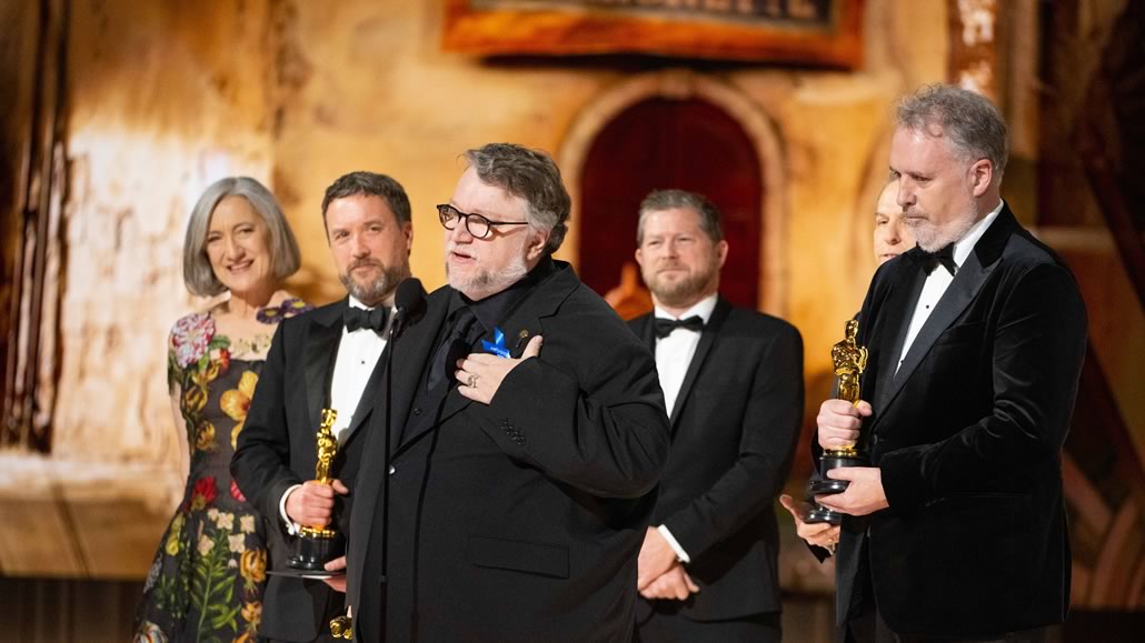 Guillermo Del Toro sul palco con Oscar
