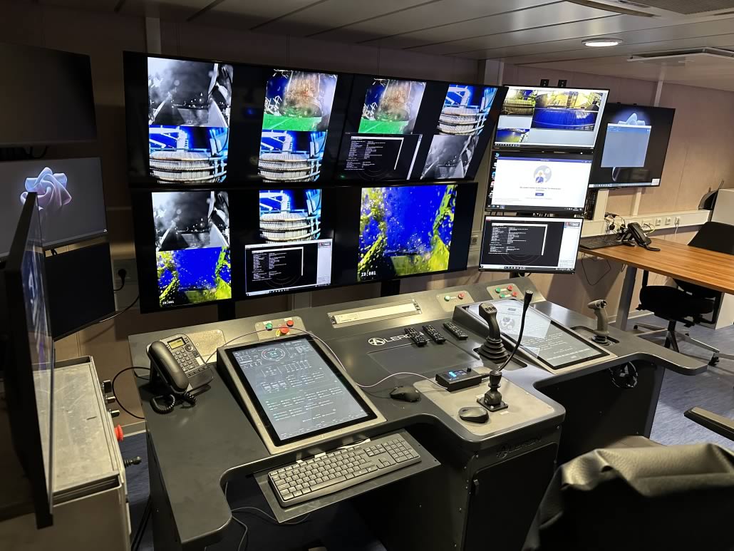 Sala comando con schermi dedicati alle riprese in immersione