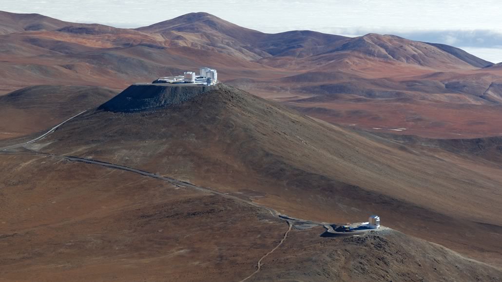 Cerro Paranal VISTA in primo piano ed il Very Large Telescope sullo sfondo