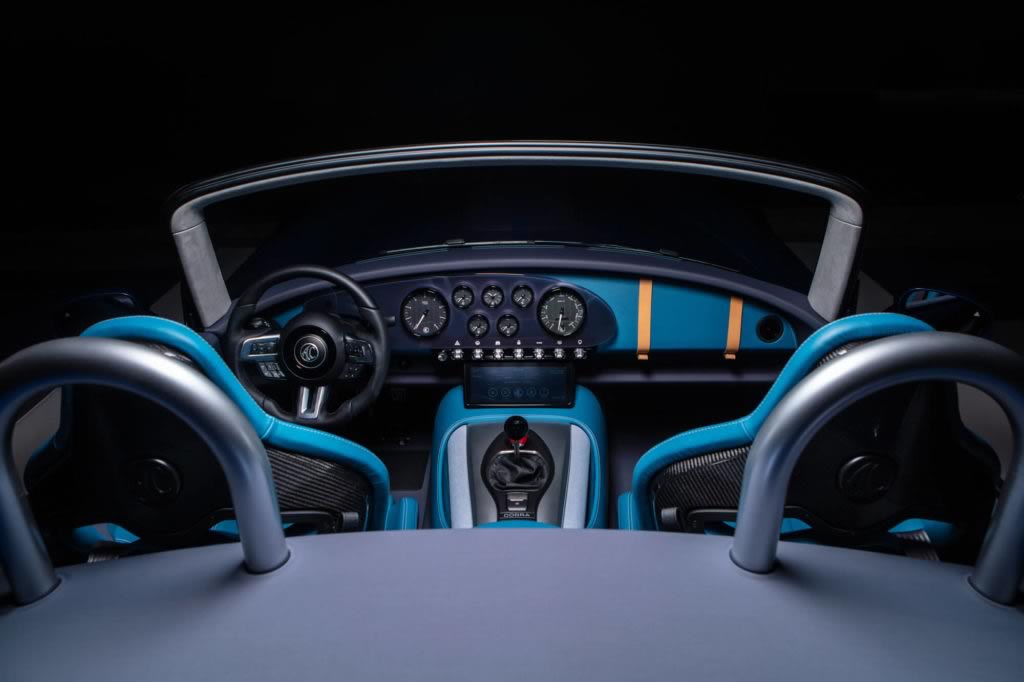 AC Cobra GT Roadster vista abitacolo