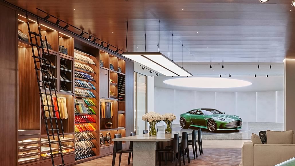 Esposizione stoffe per allestimenti personalizzabili della propria vettura Aston Martin come in sartoria