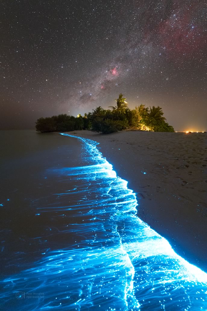 Infrangersi delle onde lungo le coste delle Maldive con la Stella del sud visibile in cielo.