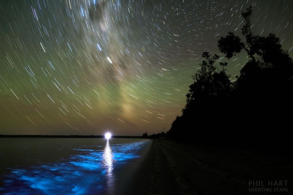 Notte luminosa e blu lago Vittoria in Australia