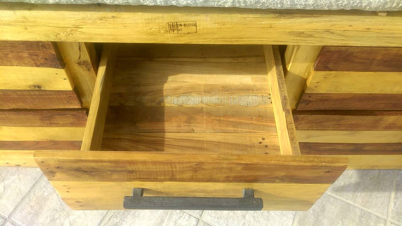 Cassetto cucina e tavolo da esterno realizzati con legno bancali