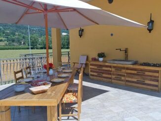 Cucina e tavolo da esterno realizzati con legno bancali